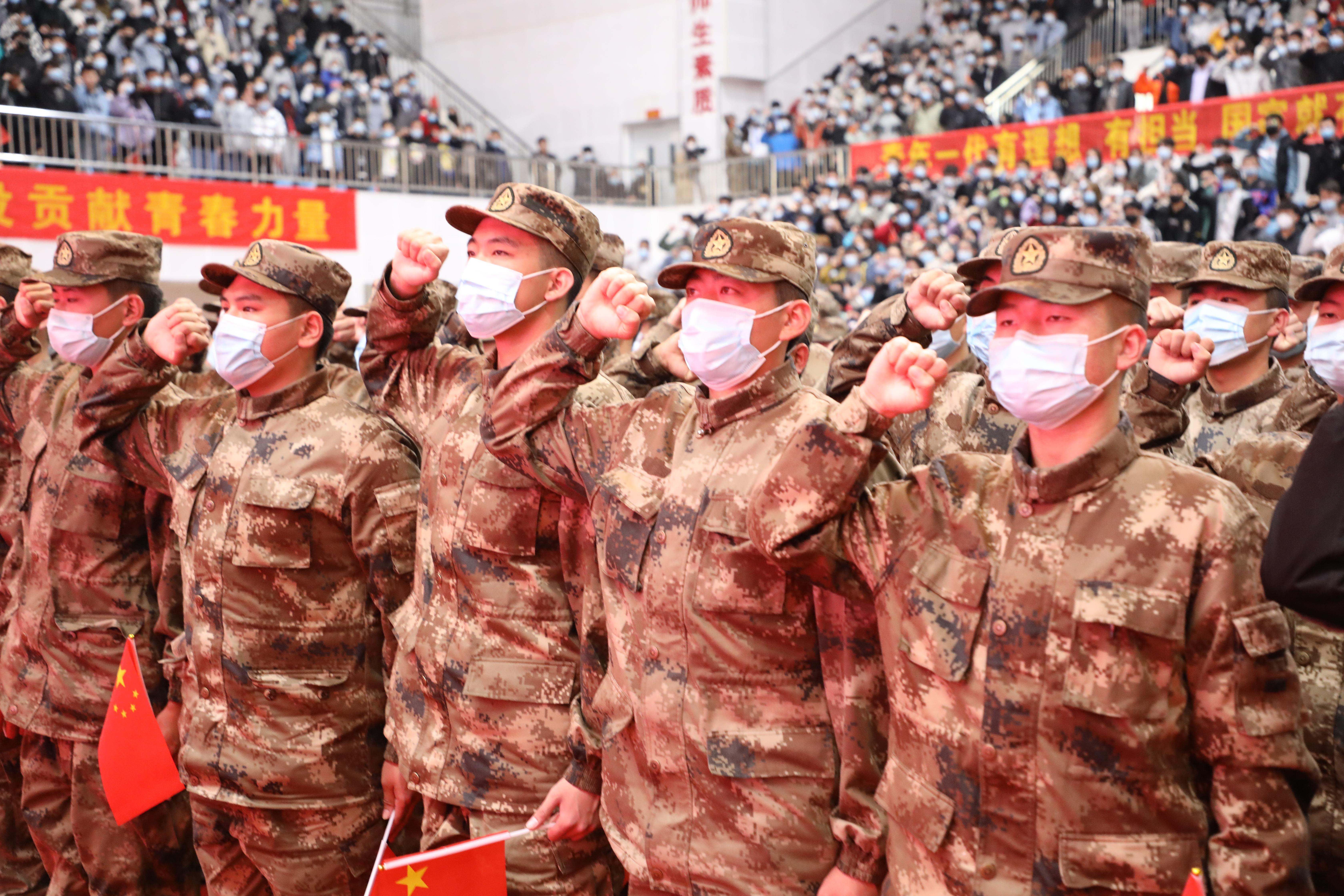 全体新生举起右手庄严宣誓